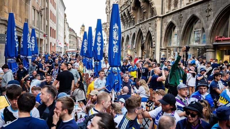 Schottische Fans auf dem Münchner Marienplatz. | Bild: dpa-Bildfunk/Matthias Balk Schottische Fans auf dem Münchner Marienplatz.