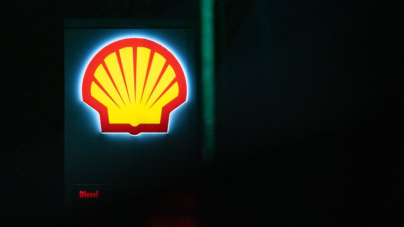 Ein Shell-Logo einer Tankstelle leuchtet im Dunkeln in Berlin. | Bild: picture alliance/dpa | Hannes P Albert Ein Shell-Logo einer Tankstelle leuchtet im Dunkeln in Berlin.