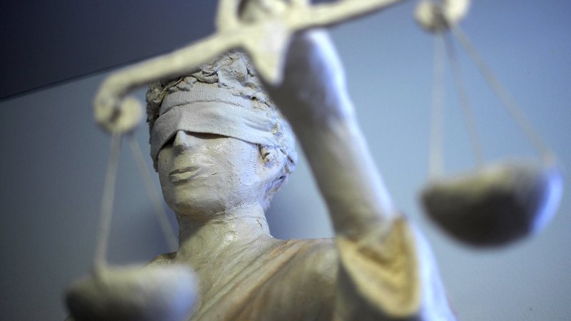 Die Statue Justitia in einem Amtsgericht. 