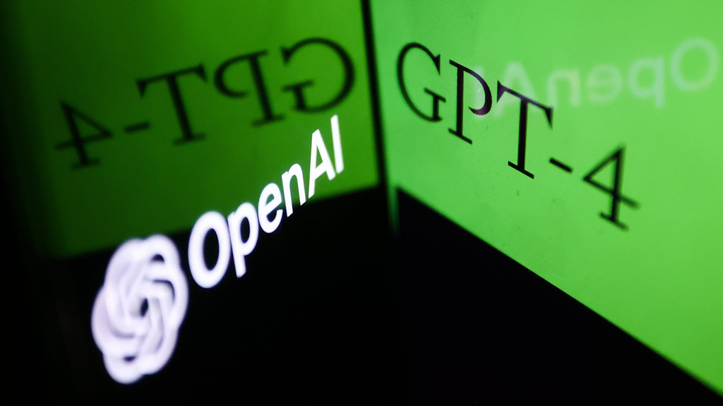 Das Firmenlogo von OpenAI neben einem Schriftzug von GPT-4