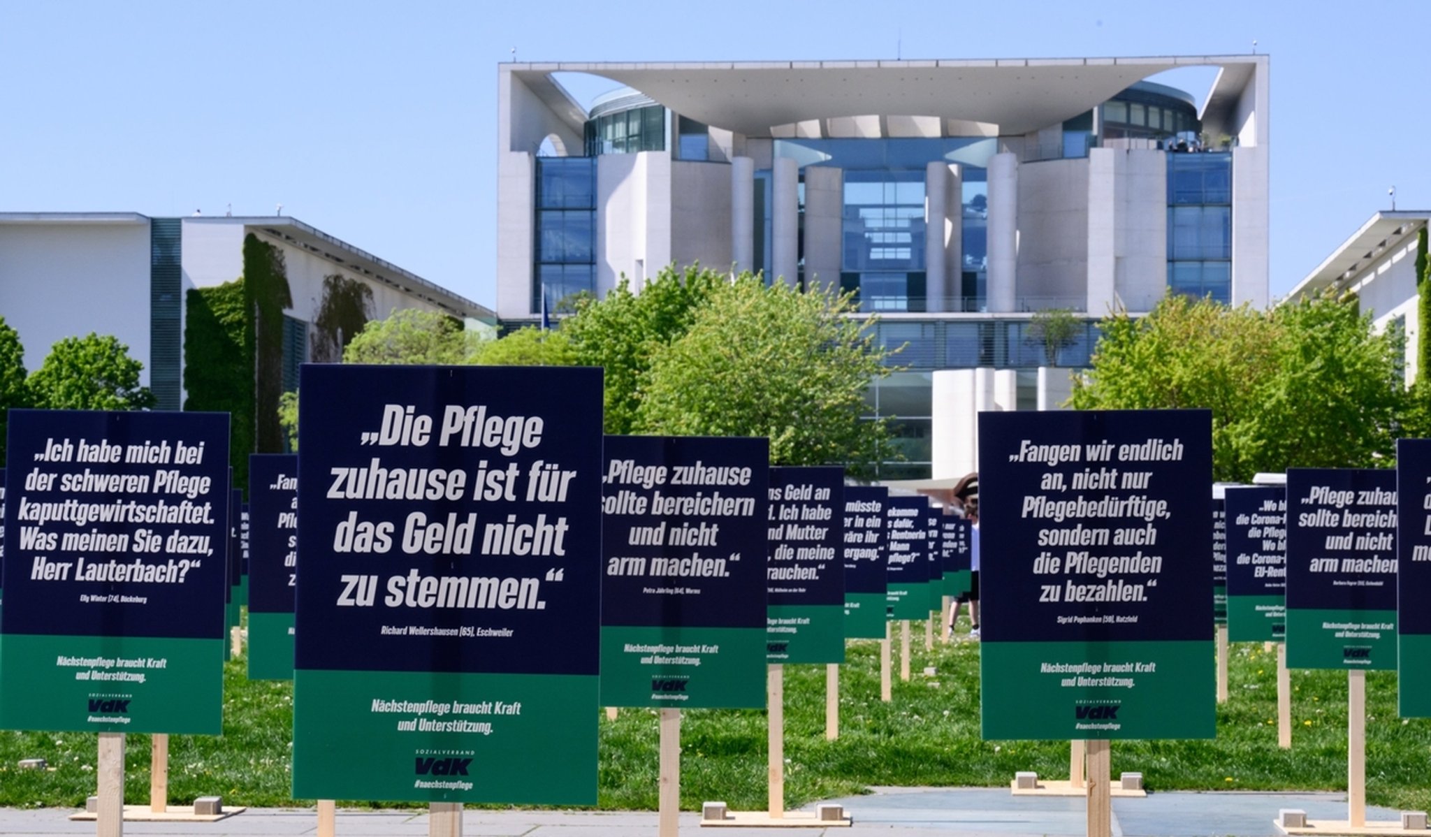 09.05.2022, Berlin: 300 Aufstellplakate mit Botschaften von pflegenden Angehörigen hat der Sozialverband VdK auf der Wiese zwischen dem Paul-Löbe-Haus und dem Bundeskanzleramt aufgestellt. Der VdK will damit auf die Lage von Menschen hinweisen, die ihre Angehörigen pflegen. Der Sozialverband fordert bessere Bedingungen, unter anderem mehr Hilfe und mehr finanzielle Unterstützung für pflegende Angehörige. Foto: Bernd von Jutrczenka/dpa +++ dpa-Bildfunk +++