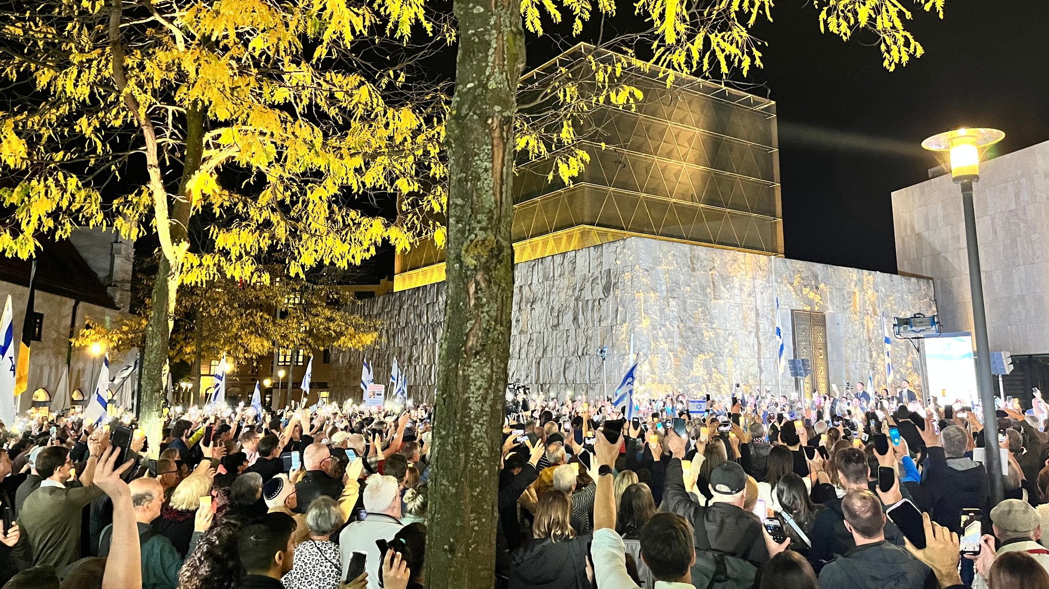 Rund 2.000 Menschen auf dem Jakobsplatz in München.