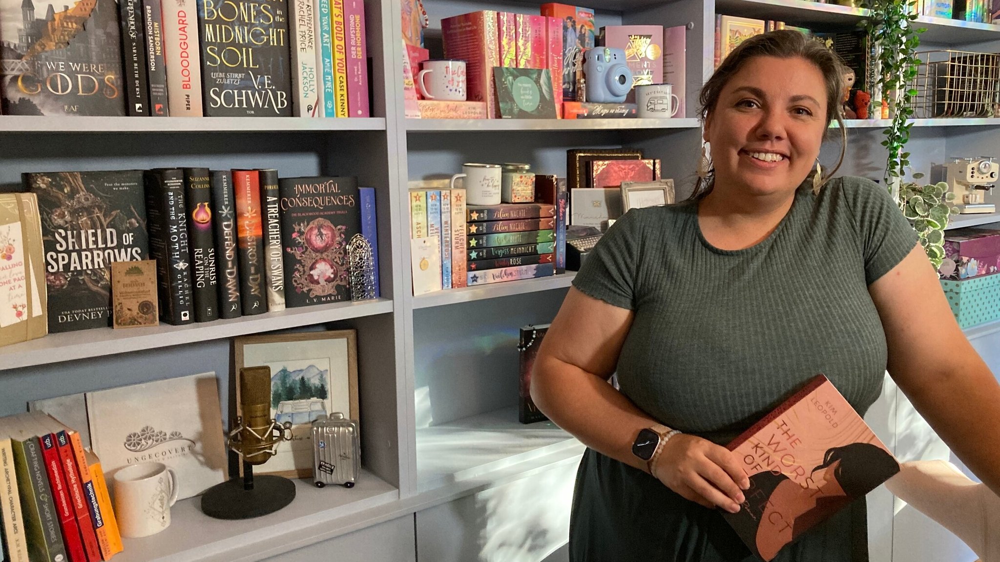 Autorin Kim Leopold steht vor dem Buchregal.