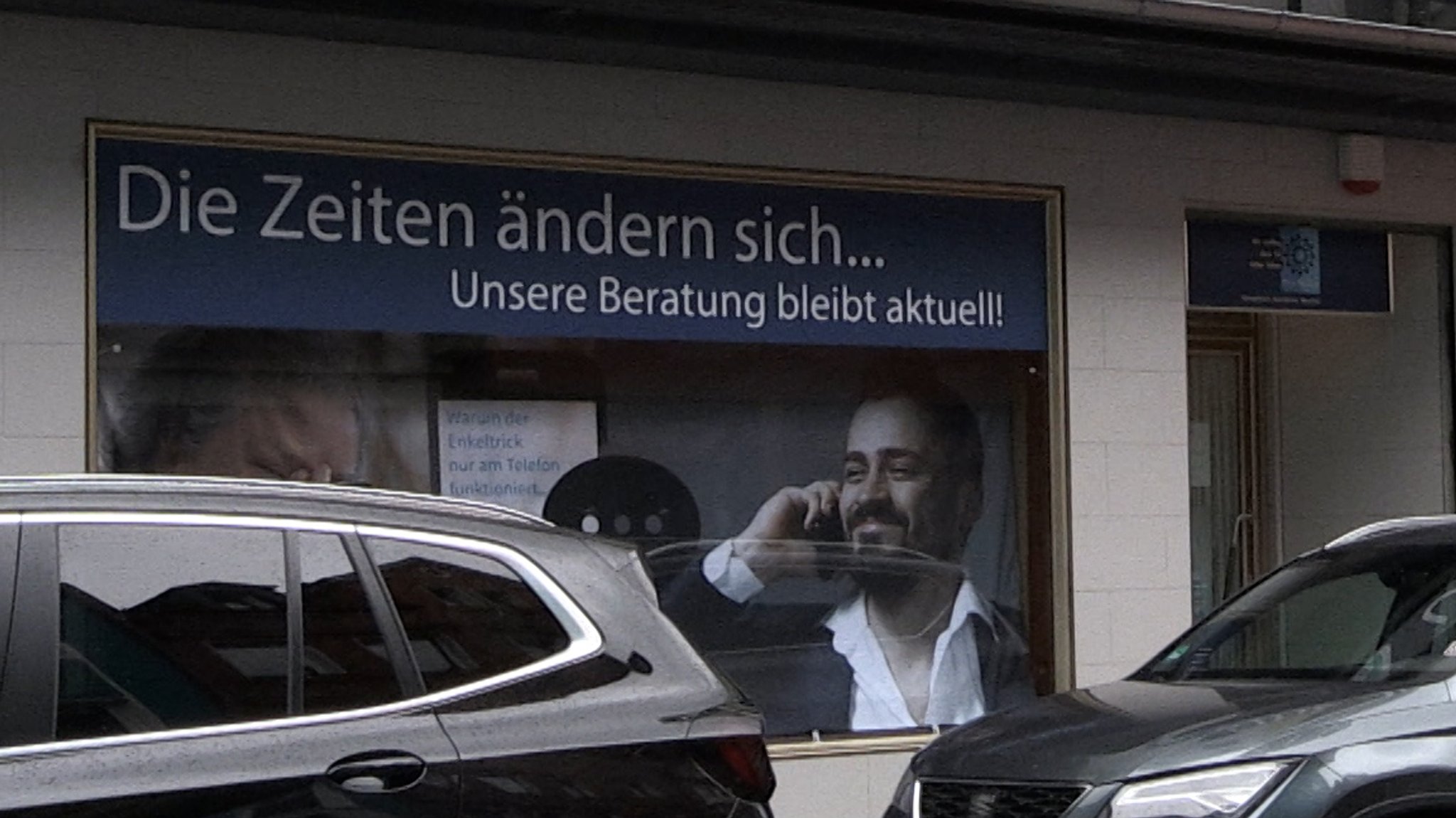 Im Schaufenster steht die Aufschrift "Die Zeiten ändern sich... Unsere Beratung bleibt aktuell"