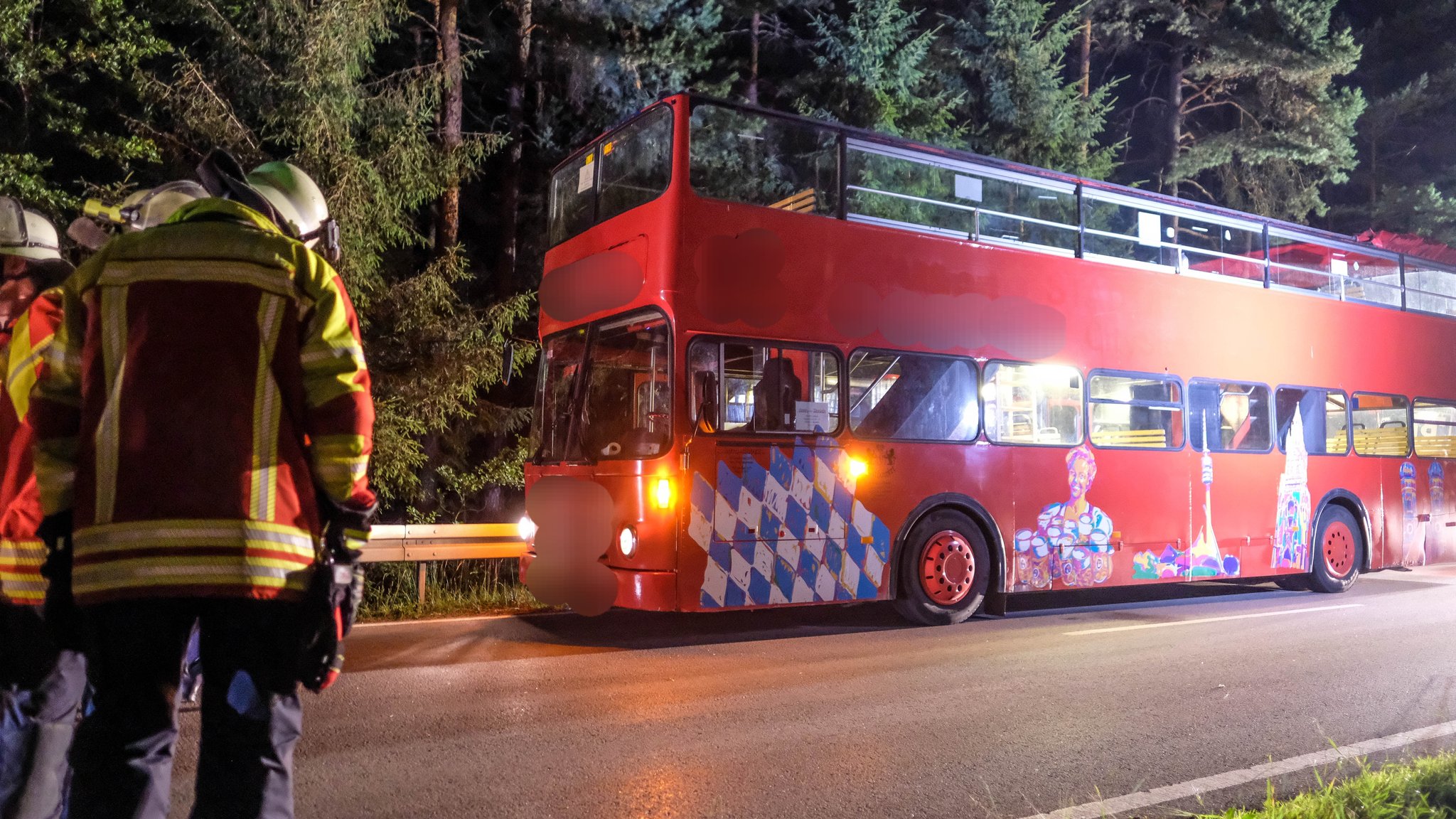 Einsatzkräfte vor dem Party-Doppeldeckerbus