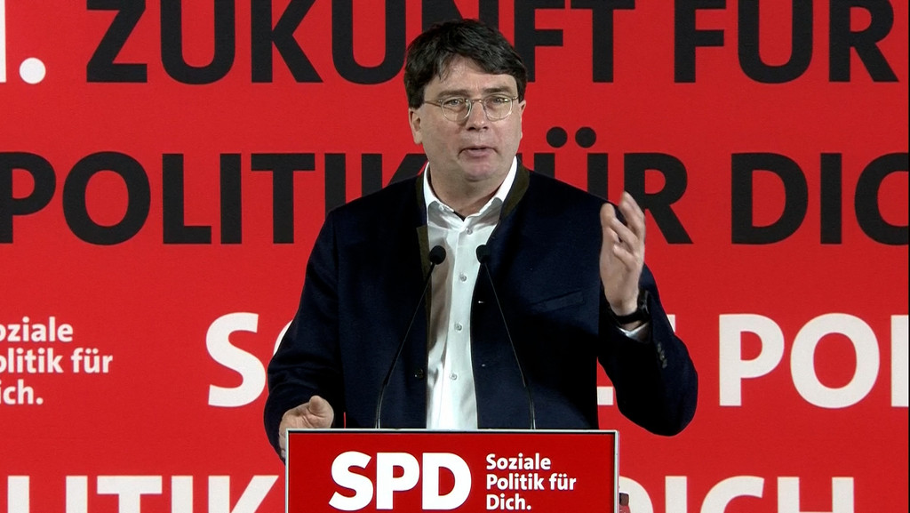 Dem SPD -Landeschef Florian von Brunn wird das am politischen Aschermittwoch zu viel. | Bild: BR Dem SPD -Landeschef Florian von Brunn wird das am politischen Aschermittwoch zu viel.