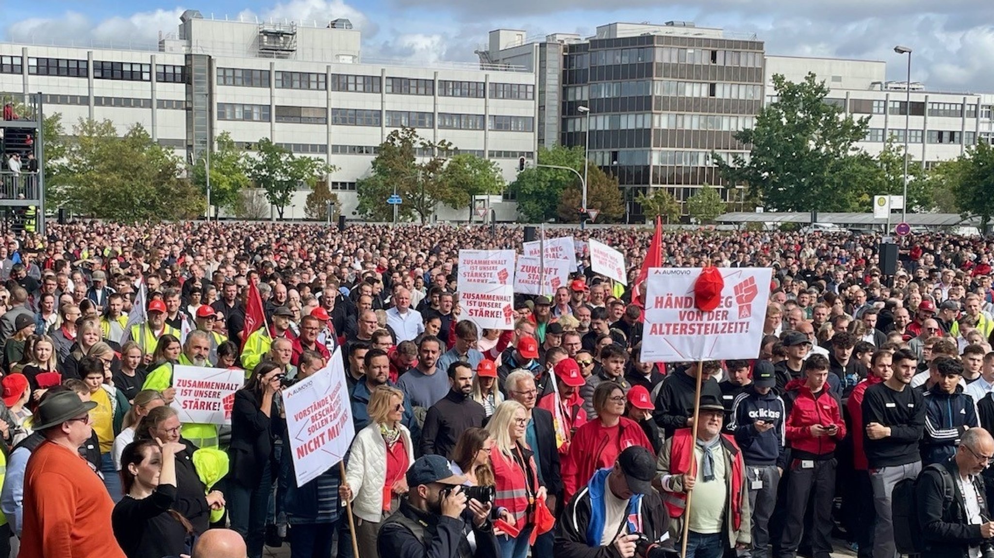 Beschäftigte vor dem Audi-Werk | Bild: BR/Jan Müller-Raith Beschäftigte vor dem Audi-Werk