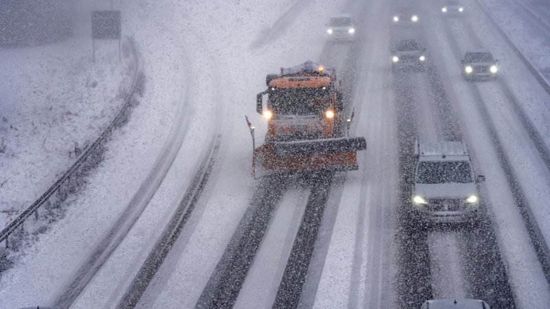 Schneechaos auf einer Autobahn in NRW | Bild: picture alliance / Jochen Tack | Jochen Tack Schneechaos auf einer Autobahn in NRW