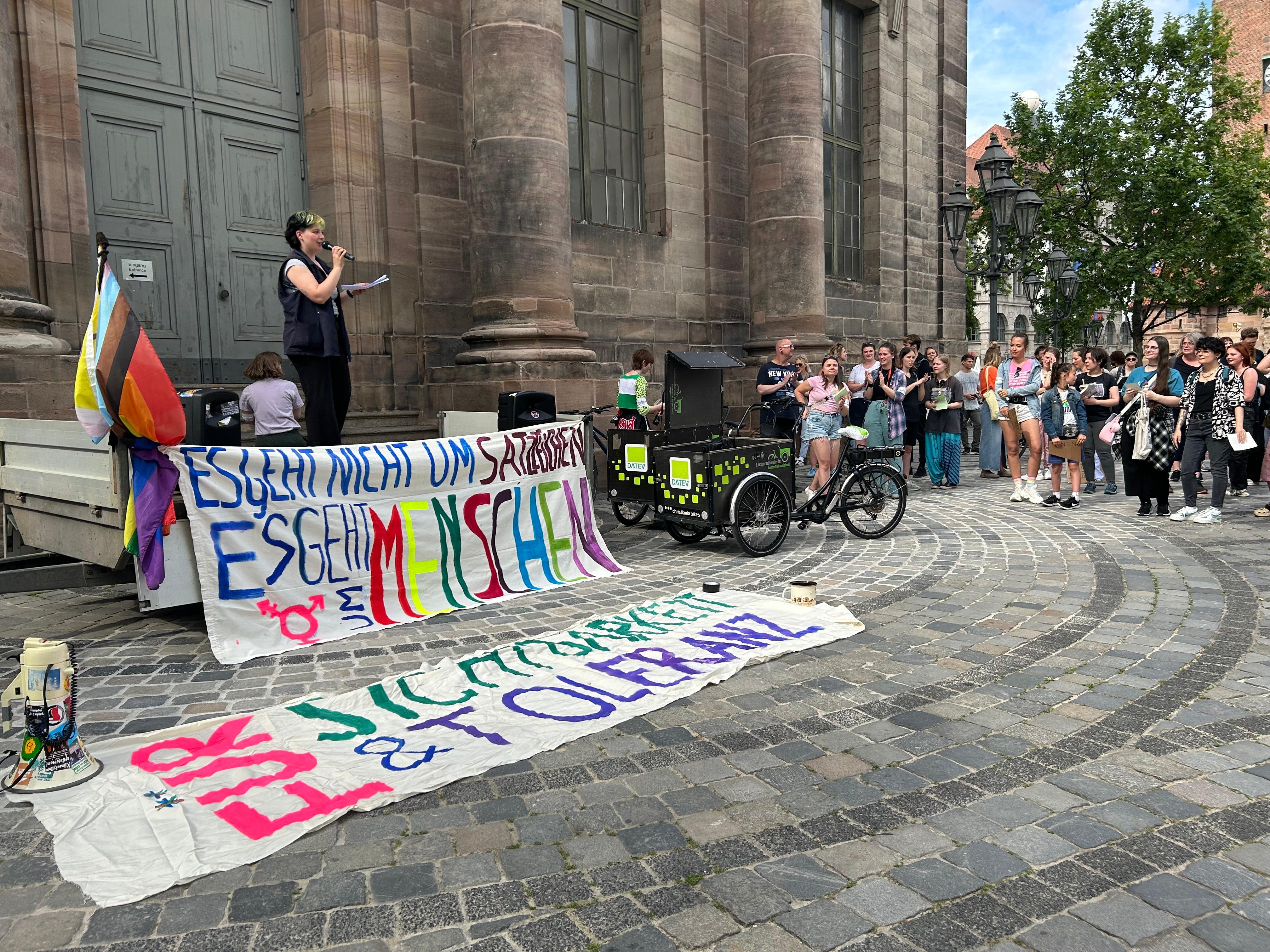 Studierende bei einer Demo mit Transparenten.