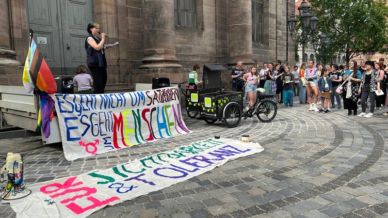 Studierende bei einer Demo mit Transparenten. | Bild: BR24/Tina Wenzel Studierende bei einer Demo mit Transparenten.