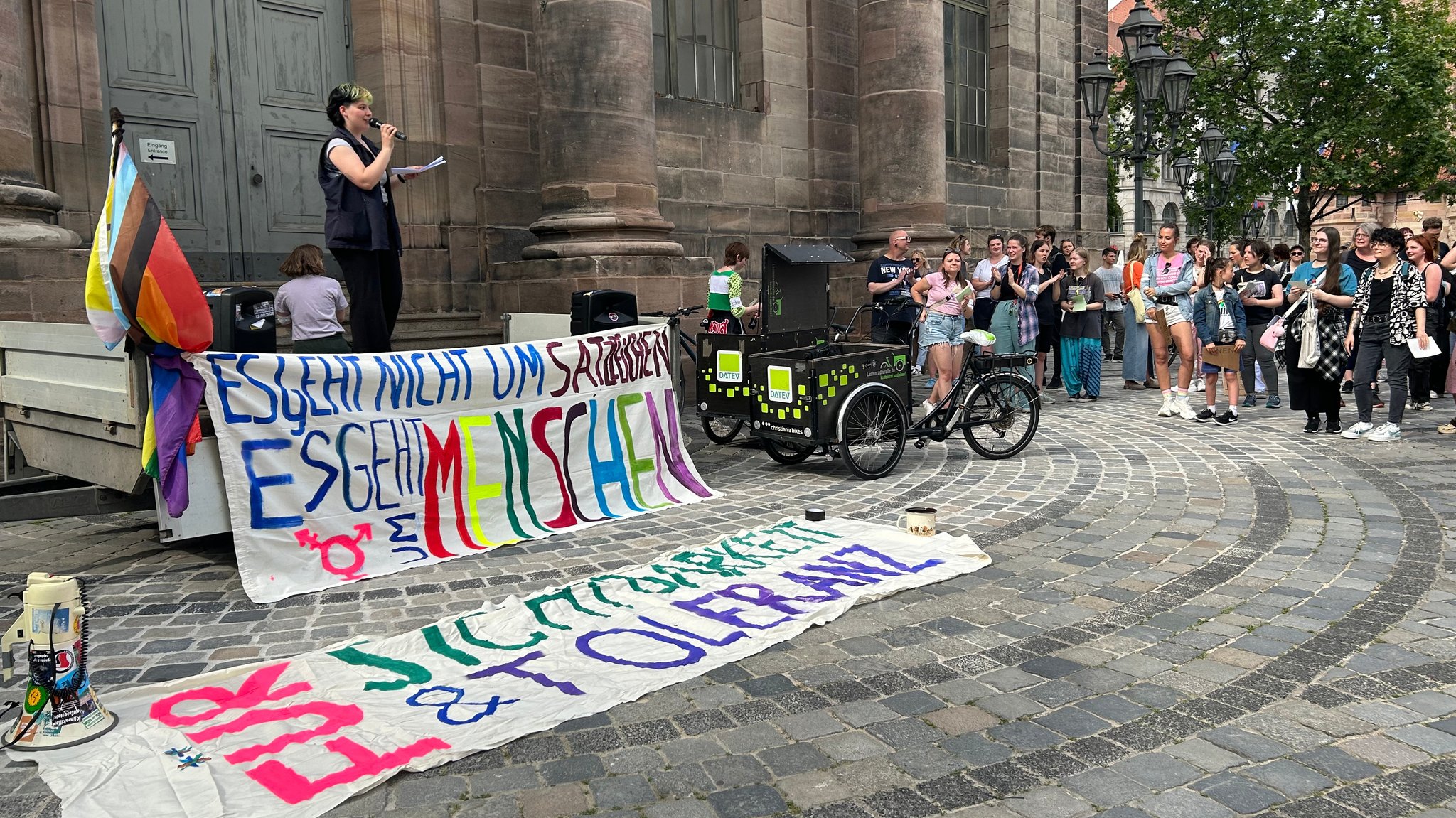 Studierende bei einer Demo mit Transparenten.