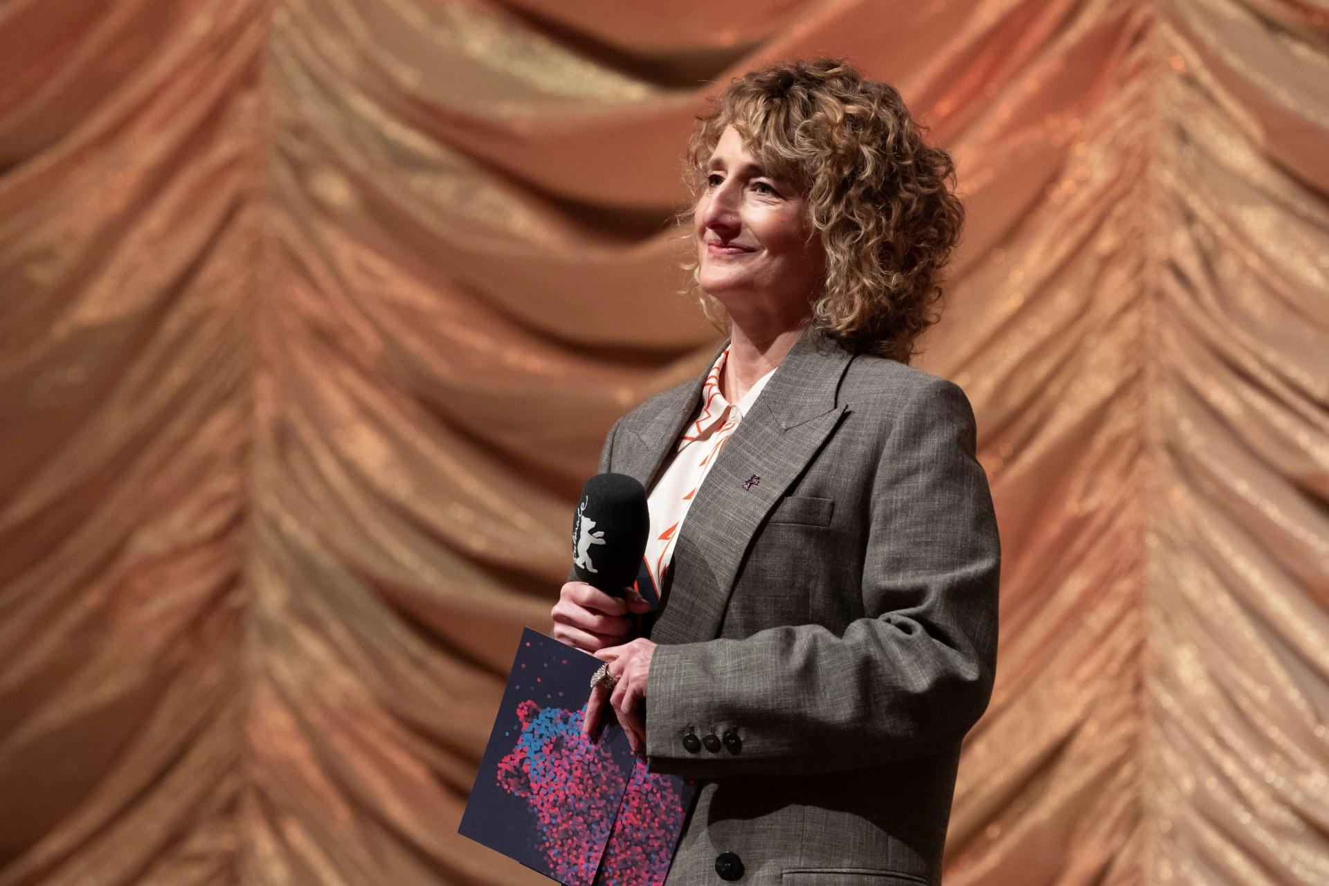 Tricia Tuttle mit Mikrofon auf einer Bühne bei der Berlinale 2026