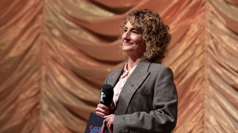 Tricia Tuttle mit Mikrofon auf einer Bühne bei der Berlinale 2026 | Bild: Berlinale Tricia Tuttle mit Mikrofon auf einer Bühne bei der Berlinale 2026