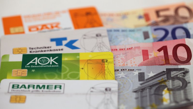 Mitgliedskarten von Krankenversicherungen (Symbolbild) | Bild: picture-alliance/ dpa | Daniel Karmann Mitgliedskarten von Krankenversicherungen (Symbolbild)
