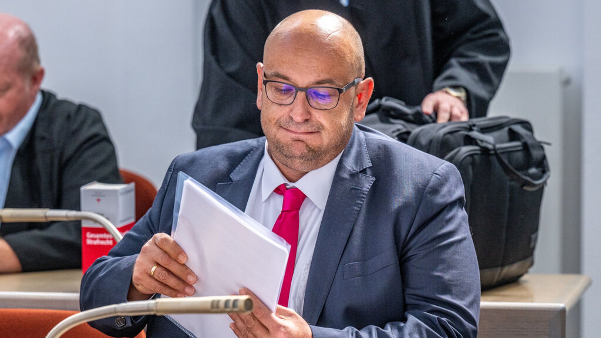 Stephan Protschka, AfD-Landesvorsitzender von Bayern, sitzt im Verhandlungssaal des Amtsgerichts.