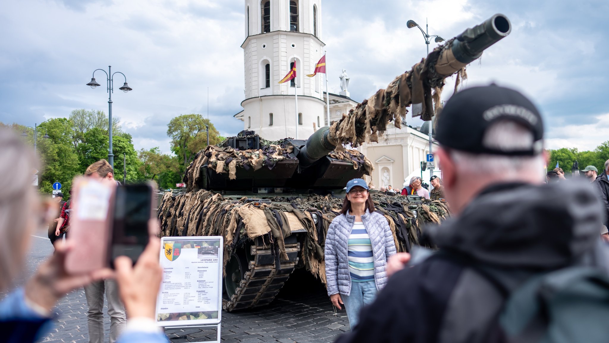 Passanten besichtigen am 22.05.2025 einen Panzer Leopard der Bundeswehr am Rande des Aufstellungsappells der Panzerbrigade 45. Die Panzerbrigade 45 der Bundeswehr ist dauerhaft in Litauen stationiert und soll die Ostflanke der NATO unterstützen. | Bild: picture alliance/dpa | Michael Kappeler Passanten besichtigen am 22.05.2025 einen Panzer Leopard der Bundeswehr am Rande des Aufstellungsappells der Panzerbrigade 45. Die Panzerbrigade 45 der Bundeswehr ist dauerhaft in Litauen stationiert und soll die Ostflanke der NATO unterstützen.