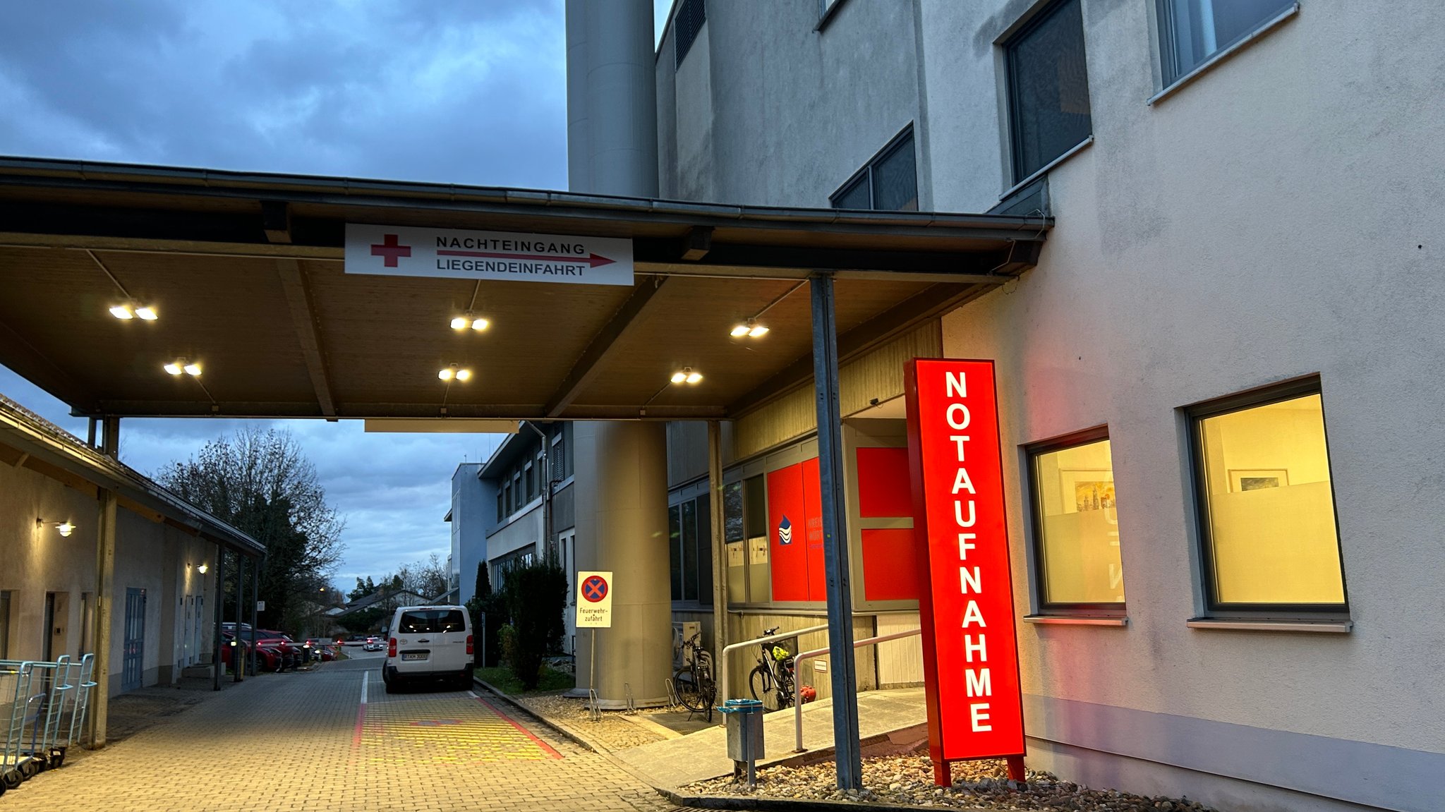 Eingang der Notaufnahme der Kreisklinik Wörth an der Donau von außen