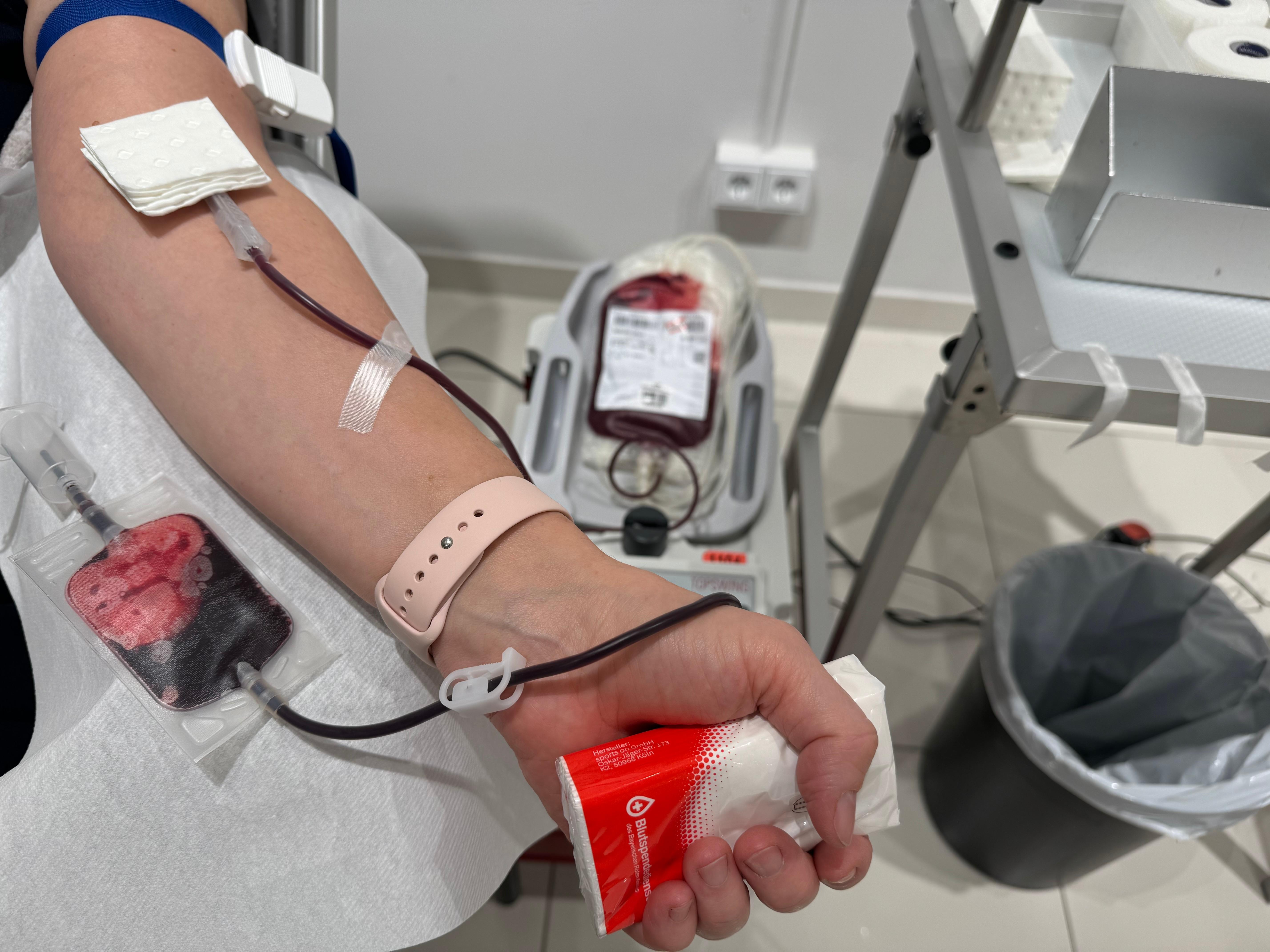 Ein Unterarm, von dem Blut abgenommen wird.