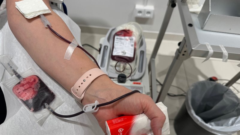 Ein Unterarm, von dem Blut abgenommen wird. | Bild: BR/Katrin Bohlmann Ein Unterarm, von dem Blut abgenommen wird.