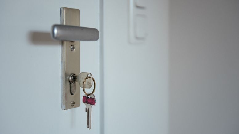 Ein Schlüssel steckt in einem Türschloss. | Bild:BR/Julia Müller