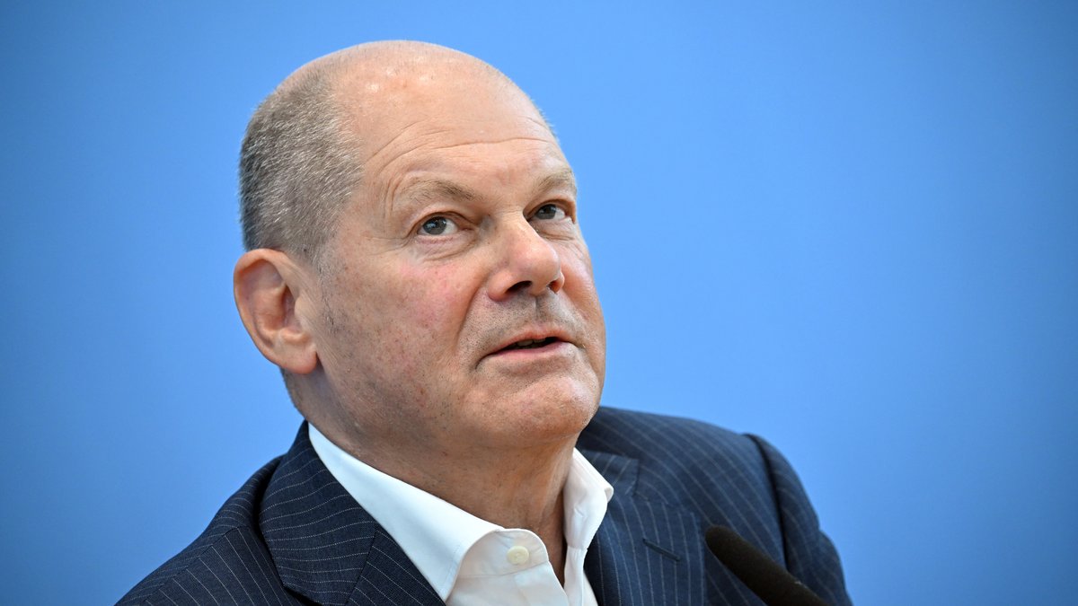 Bundeskanzler Olaf Scholz (SPD) äußert sich auf seiner Sommer-Pressekonferenz in der Bundespressekonferenz zu aktuellen Themen der Innen- und Außenpolitik.