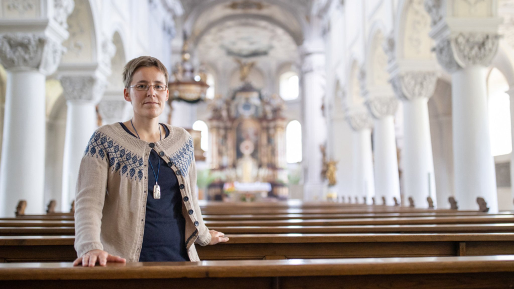 28.05.2021, Bayern, Zell Am Main: Juliana Seelmann, Ordensschwester im Kloster Oberzell, steht in der Klosterkirche St. Michael. Erneut beschäftigt die bayerische Justiz das Thema Kirchenasyl: Eine Schwester aus dem unterfränkischen Kloster Oberzell bewahrte zwei Frauen vor Zwangsprostitution und Menschenhandel - und bekam einen Strafbefehl. 