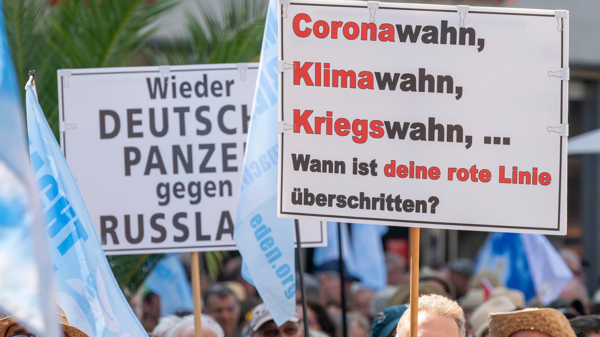 Mehrere hundert Menschen nehmen mit Plakaten auf dem Münchner Marienplatz an einer "Friedensfestival"-Demonstration von "München-steht-auf" zum Antikriegstag teil. 