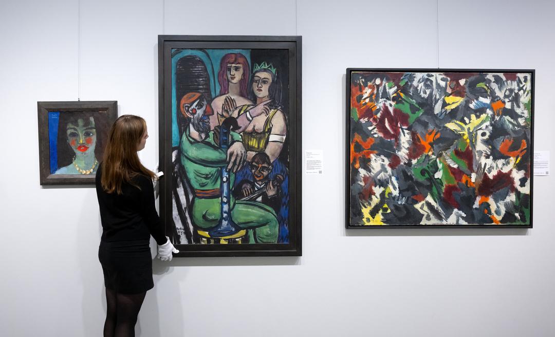 04.12.2024, Bayern, München: Die Bilder "Vera" (l-r) von Emil Nolde, "Großer Clown mit Frauen und kleiner Clown" von Max Beckmann und "Von Höhlen und Grotten" von Ernst Wilhelm Nay sind bei einer Vorbesichtigung im Auktionshaus Ketterer Kunst zu sehen.