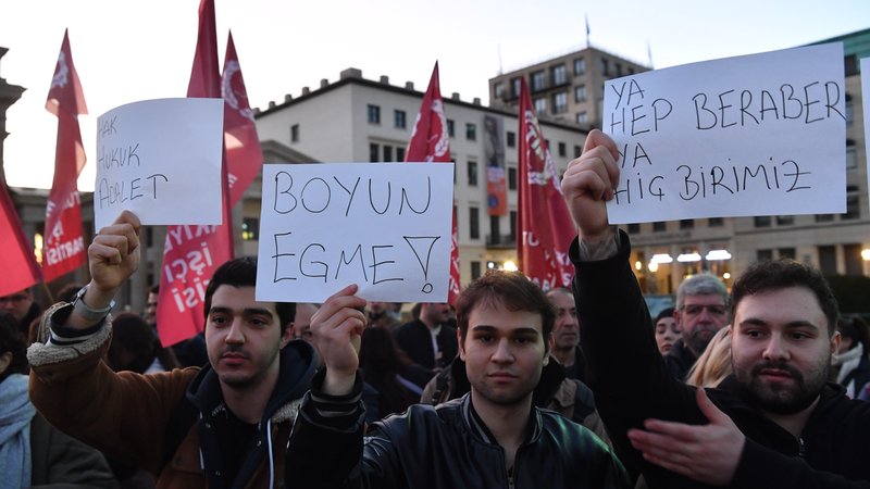 Protest gegen die Festnahme Imamoglus in Berlin. Auch in Bayern gab und gibt es Demonstrationen. | Bild: picture alliance/dpa | Paul Zinken Protest gegen die Festnahme Imamoglus in Berlin. Auch in Bayern gab und gibt es Demonstrationen.