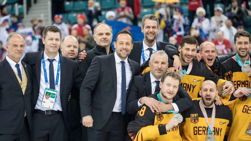 Marco Stum (Mitte) bei seinem größten Erfolg, Olympia-Silber 2018 als Bundestrainer | Bild: picture-alliance/dpa Marco Stum (Mitte) bei seinem größten Erfolg, Olympia-Silber 2018 als Bundestrainer
