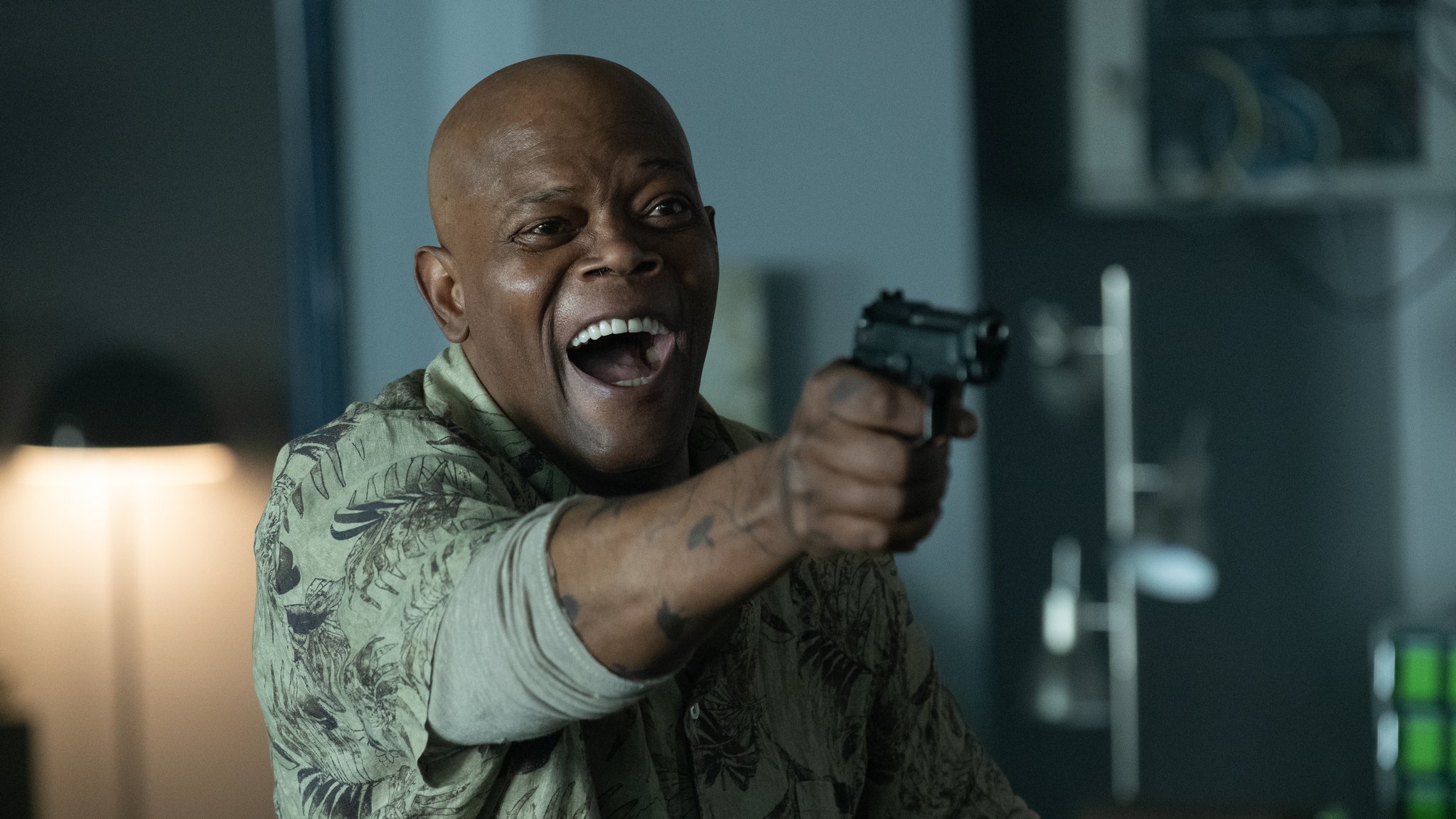 Mafia-Schergen verderben Samuel L. Jackson nicht die Laune! ("Killer's Bodyguard 2"-Filmszene).