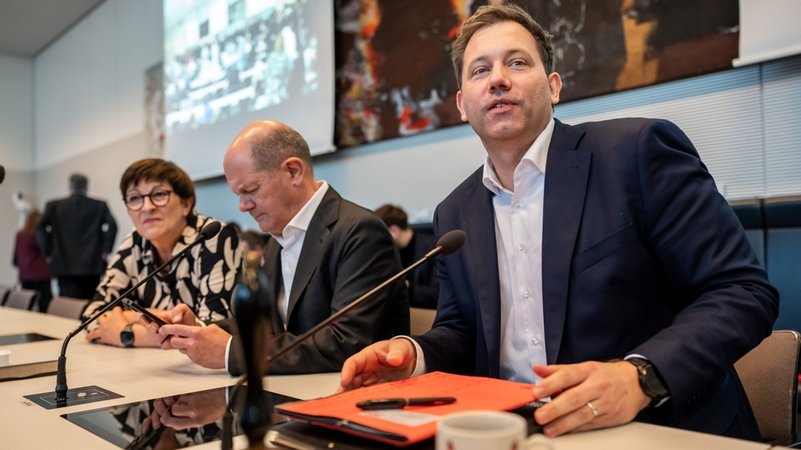 Lars Klingbeil (r), SPD-Bundesvorsitzender und Fraktionsvorsitzender | Bild: dpa-Bildfunk/Michael Kappeler Lars Klingbeil (r), SPD-Bundesvorsitzender und Fraktionsvorsitzender