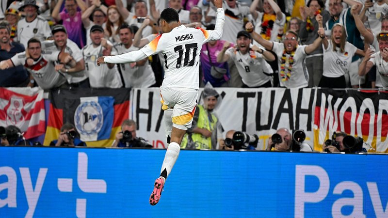 Jamal Musiala feiert sein Tor gegen Dänemark | Bild: picture-alliance/dpa Jamal Musiala feiert sein Tor gegen Dänemark