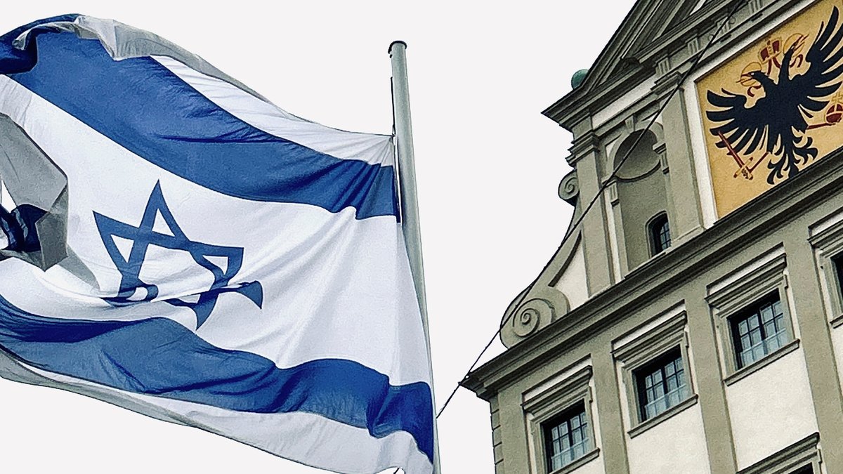 Eine Israel-Flagge weht vor dem Augsburger Rathaus.
