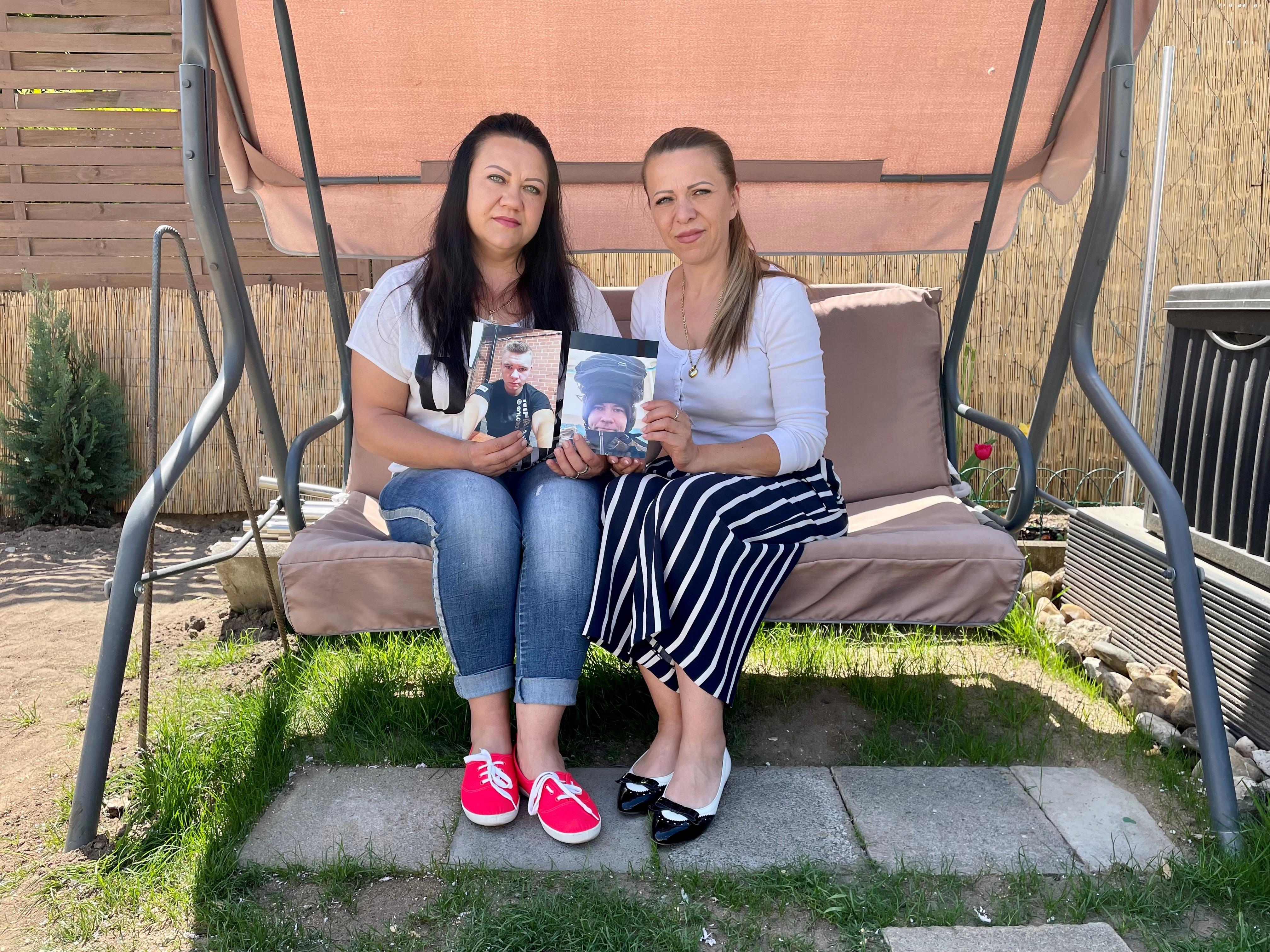 Die beiden Schwestern Oksana  und Natascha bangen um Artur. Sie zeigen Fotos von ihm. | Bild:BR/Lasse Berger