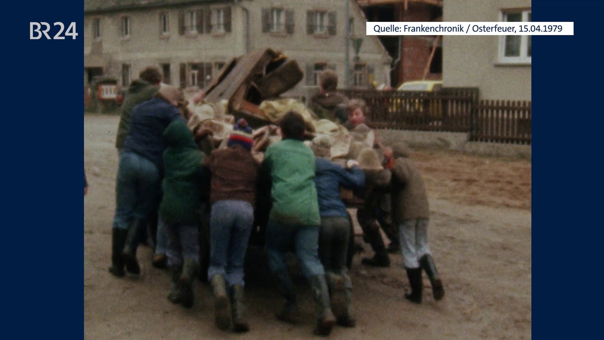 Kinder beim Sammeln von Brennmaterial für das Osterfeuer | Bild: BR-Archiv Kinder beim Sammeln von Brennmaterial für das Osterfeuer