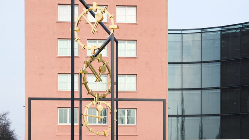 Vor dem früheren Tower des ehemaligen Münchner Flughafens Riem erinnert ein Gedenkort an die Opfer eines Anschlags am 10. Februar 1970. | Bild: dpa-Bildfunk/Schrödinger Vor dem früheren Tower des ehemaligen Münchner Flughafens Riem erinnert ein Gedenkort an die Opfer eines Anschlags am 10. Februar 1970.