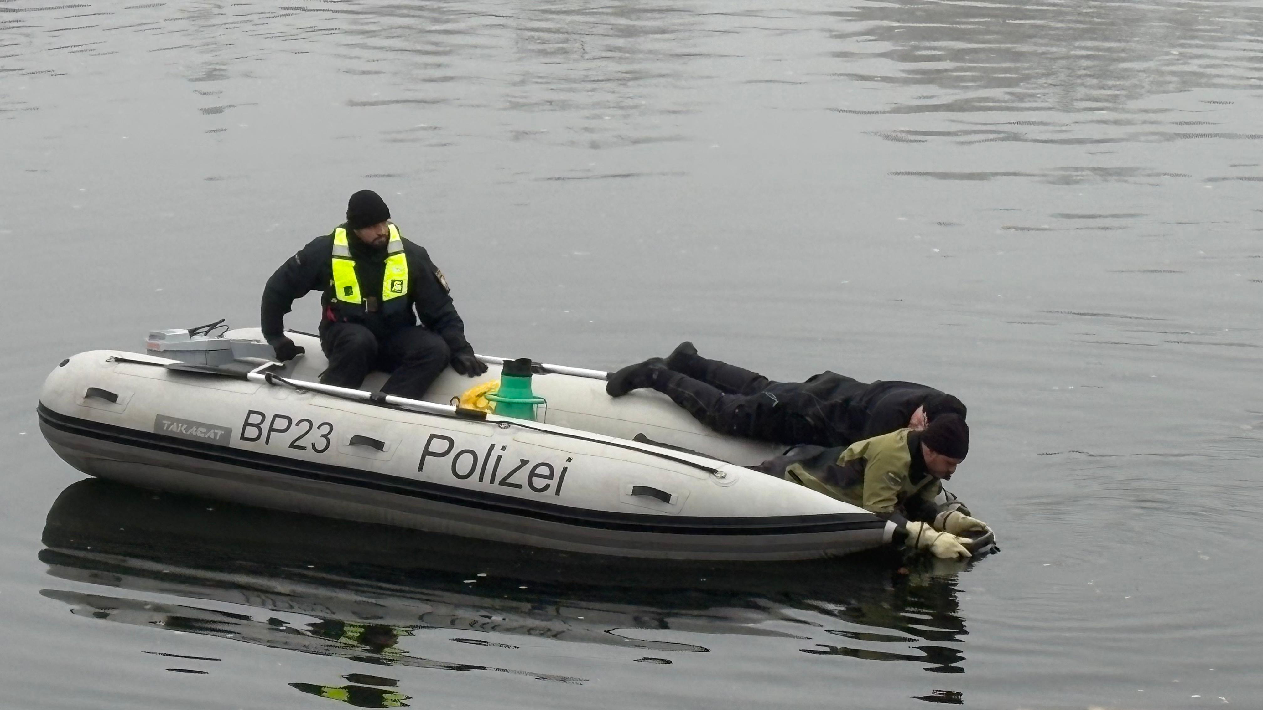 Einsatzkräfte suchen im Main in Schweinfurt nach Hinweisen zum vermissten 18-Jährigen