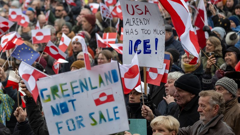 Demonstranten in Kopenhagen mit grönländischen und dänischen Flaggen sowie Plakaten | Bild: picture alliance / TT NYHETSBYRÅN | Johan Nilsson / TT Demonstranten in Kopenhagen mit grönländischen und dänischen Flaggen sowie Plakaten