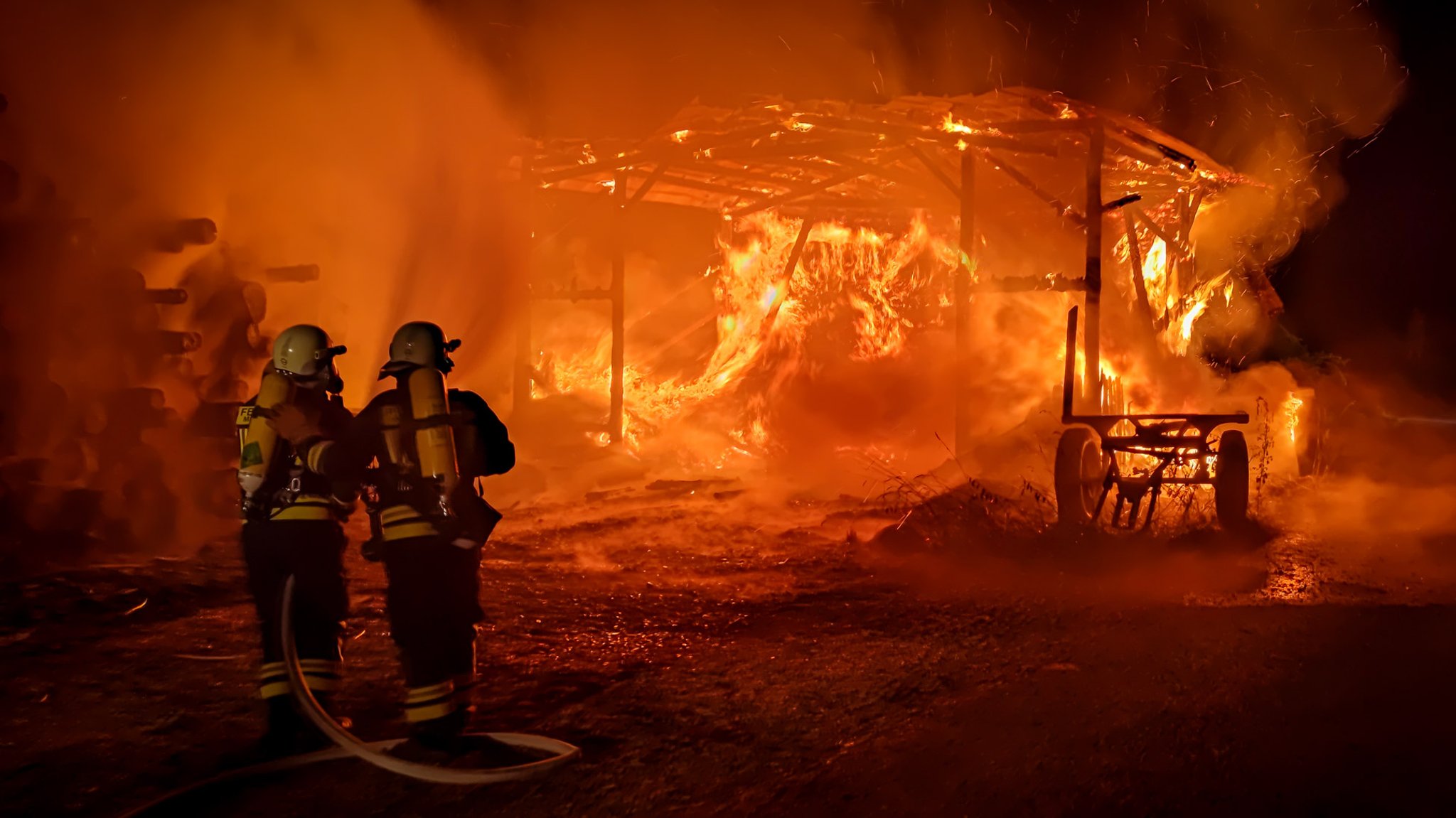 Im Hackschnitzellager einer Schreinerei in Burgsinn (Lkr. Main-Spessart) ist ein Feuer ausgebrochen.