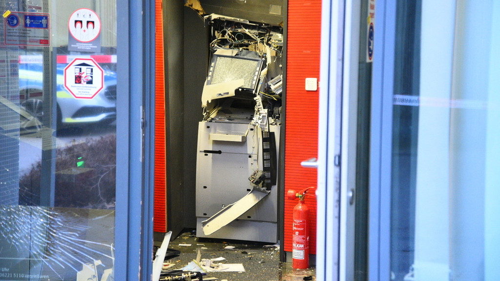 Ein gesprengter Geldautomat ist in einem Bankgebäude zu sehen.