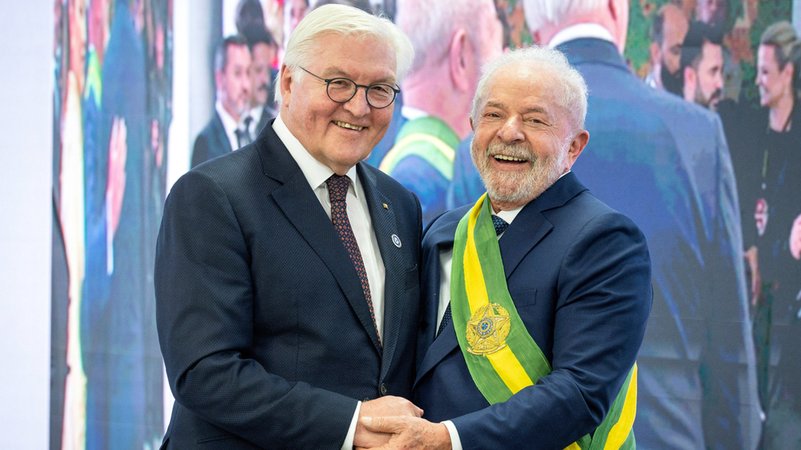 Bundespräsident Frank-Walter Steinmeier (l.) mit dem brasilianischen Präsidenten Luiz Inácio Lula da Silva nach dessen Amtseinführung im Präsidentenpalast in Brasilia