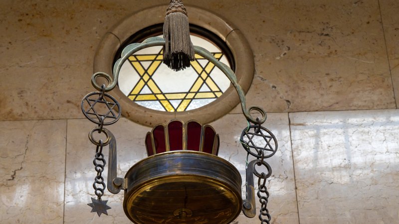 Ein Fenster mit einem Davidstern ist in der jüdischen Synagoge in der Reichenbachstraße in einem runden Fenster hinter einem Leuchter eingelassen. Der 1931 errichtete Bau wurde bei den Novemberpogromen 1938 von Nationalsozialisten verwüstet und zweckentfremdet, nach dem Zweiten Weltkrieg aber wieder geweiht. 