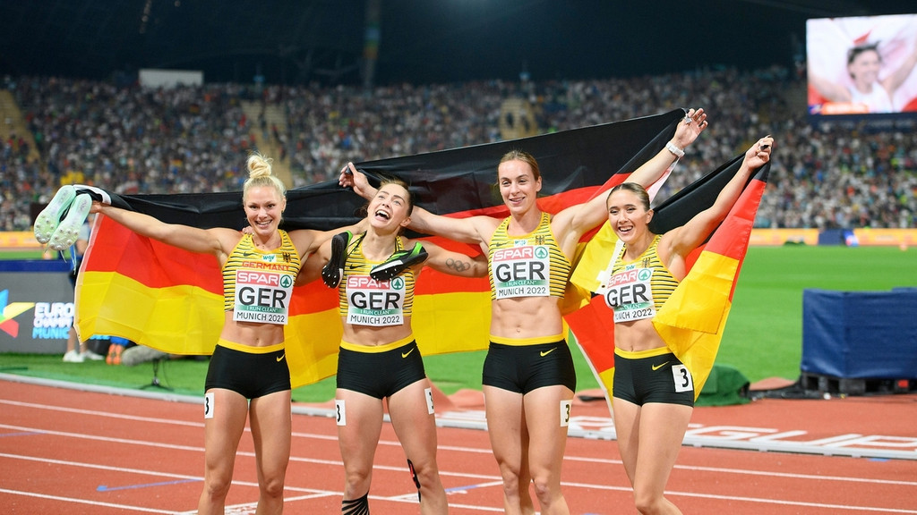 v.l. Lisa Mayer, Gina Lückenkemper, Alexandra Burghardt und Rebekka Haase feiern den Sieg mit der 4x100-Meter-Staffel.