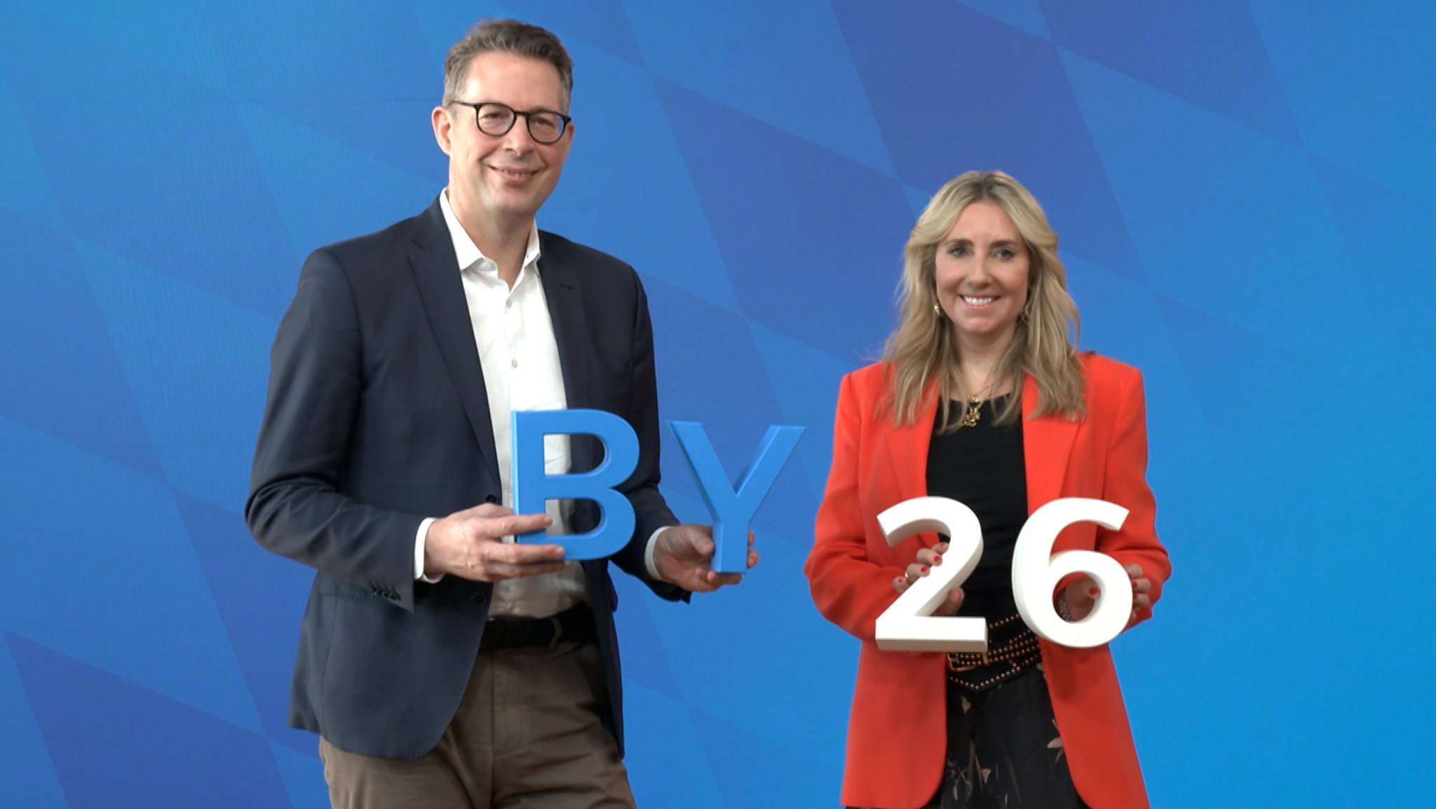 CSU-Wissenschaftsminister Markus Blume (links) und Kultusministerin Anna Stolz (Freie Wähler) führen 2026 ihre jeweiligen Länderkonferenzen an. | Bild: BR CSU-Wissenschaftsminister Markus Blume (links) und Kultusministerin Anna Stolz (Freie Wähler) führen 2026 ihre jeweiligen Länderkonferenzen an.