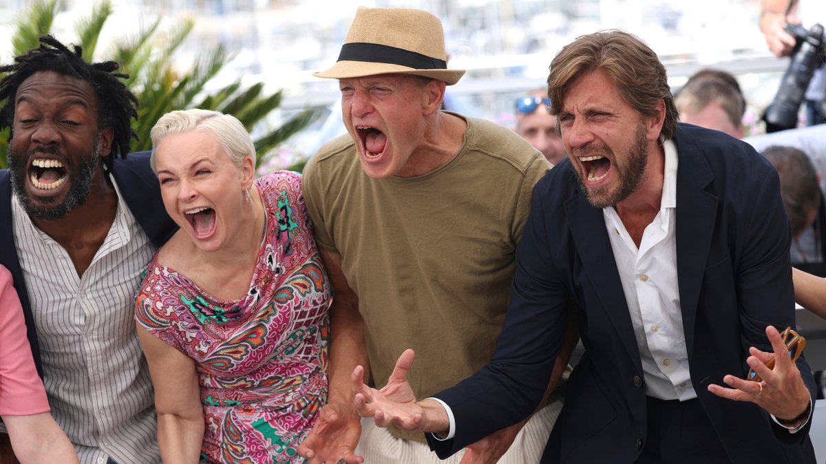 Frankreich, Cannes: Darsteller des Films "Triangle of Sadness" posieren mit Regisseur Ruben Östlund (r.)