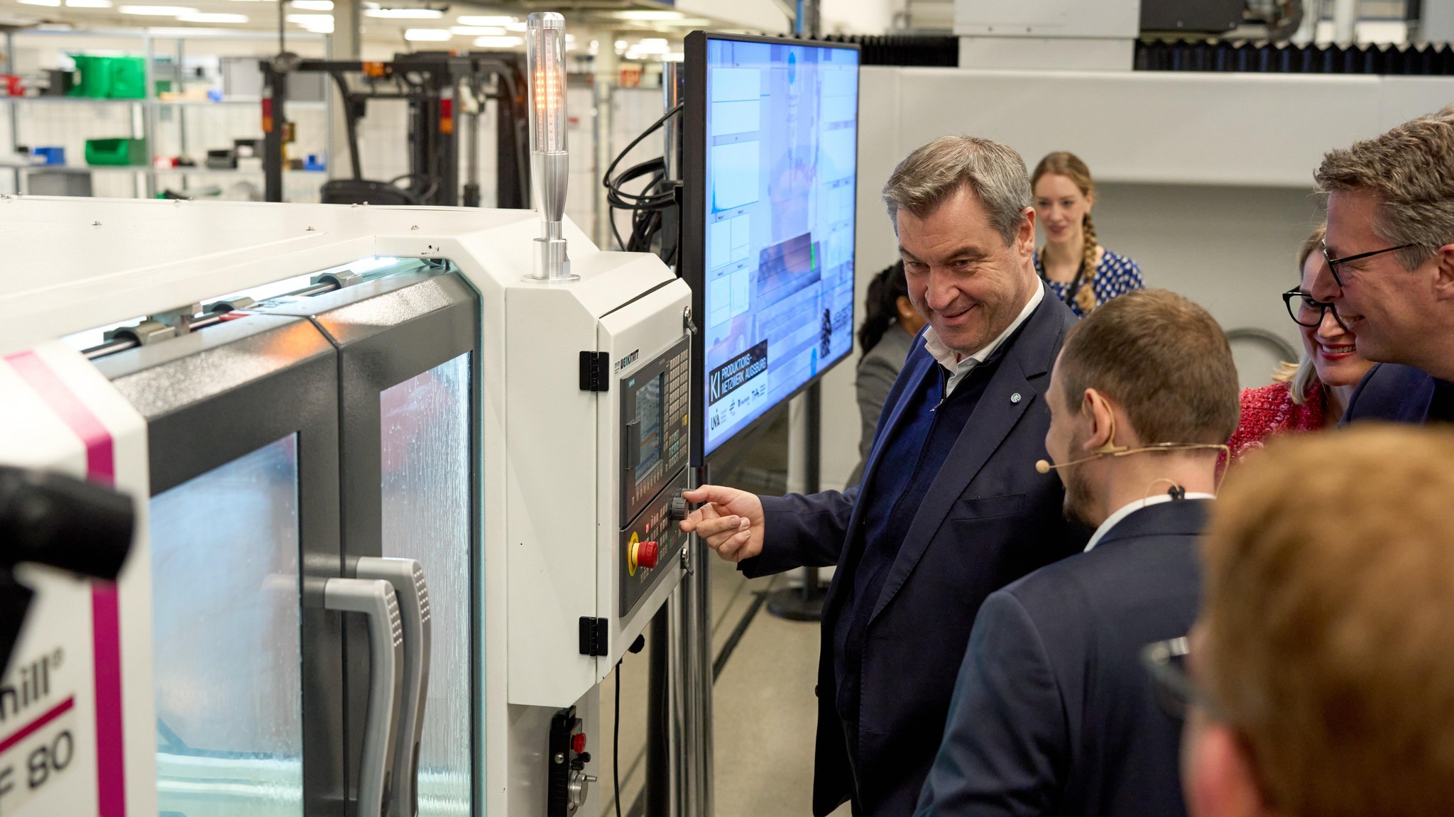 Ministerpräsident Markus Söder bei einer Führung durch die Augsburger Halle 43