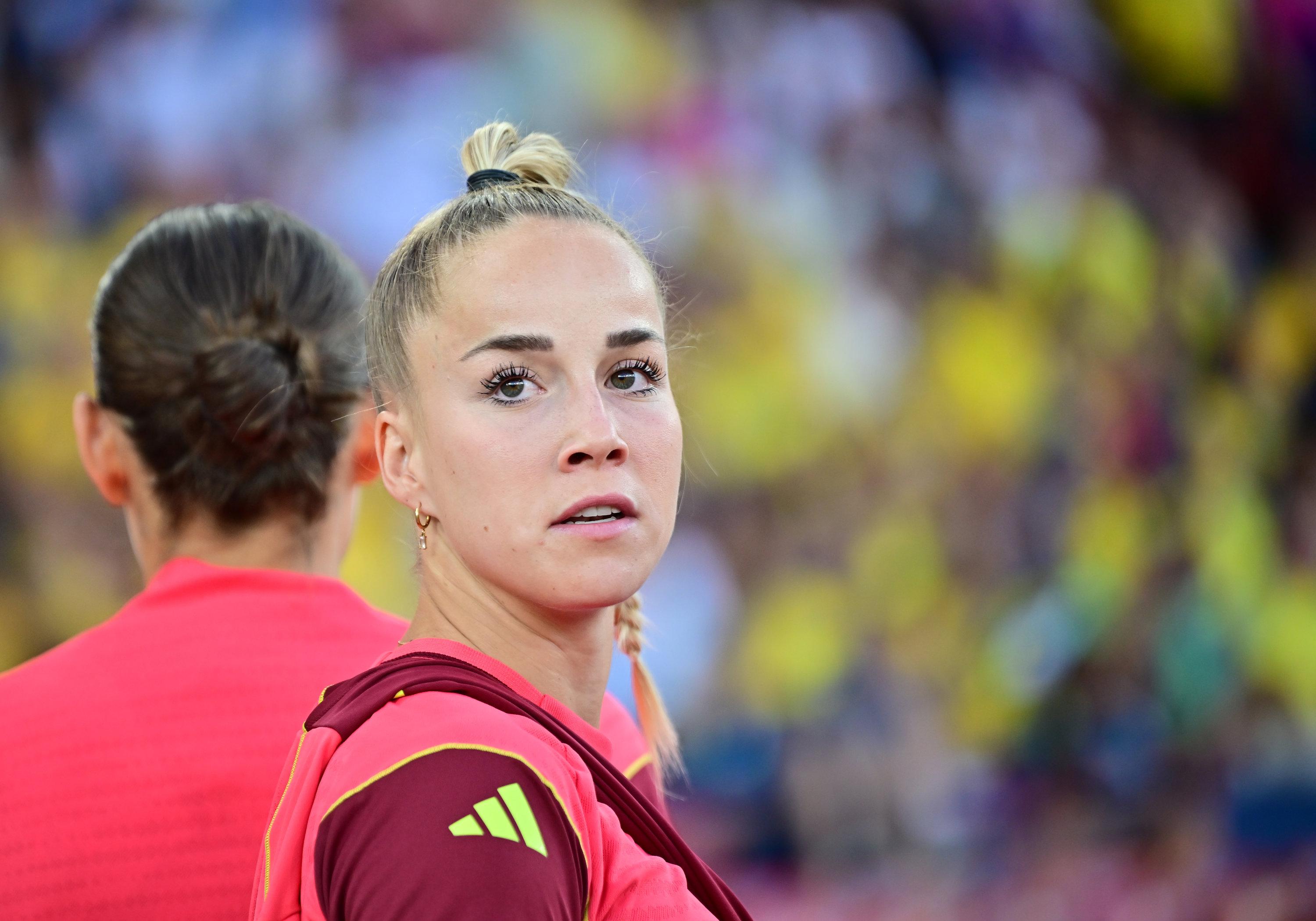 12.07.2025, Schweiz, Zürich: Fußball, Frauen: EM, Schweden - Deutschland, Vorrunde, Gruppe C, 3. Spieltag. Die verletzte DFB-Kapitänin Giulia Gwinn vor Spielbeginn. Foto: Sebastian Christoph Gollnow/dpa +++ dpa-Bildfunk +++