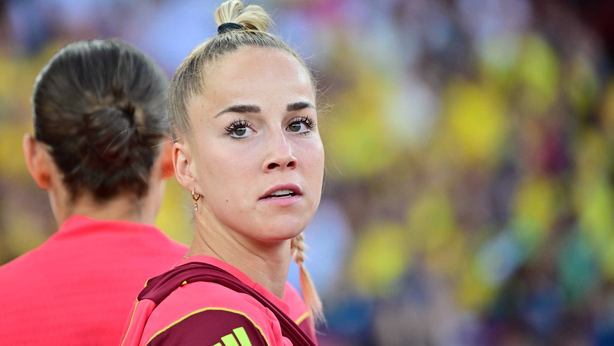 12.07.2025, Schweiz, Zürich: Fußball, Frauen: EM, Schweden - Deutschland, Vorrunde, Gruppe C, 3. Spieltag. Die verletzte DFB-Kapitänin Giulia Gwinn vor Spielbeginn. Foto: Sebastian Christoph Gollnow/dpa +++ dpa-Bildfunk +++