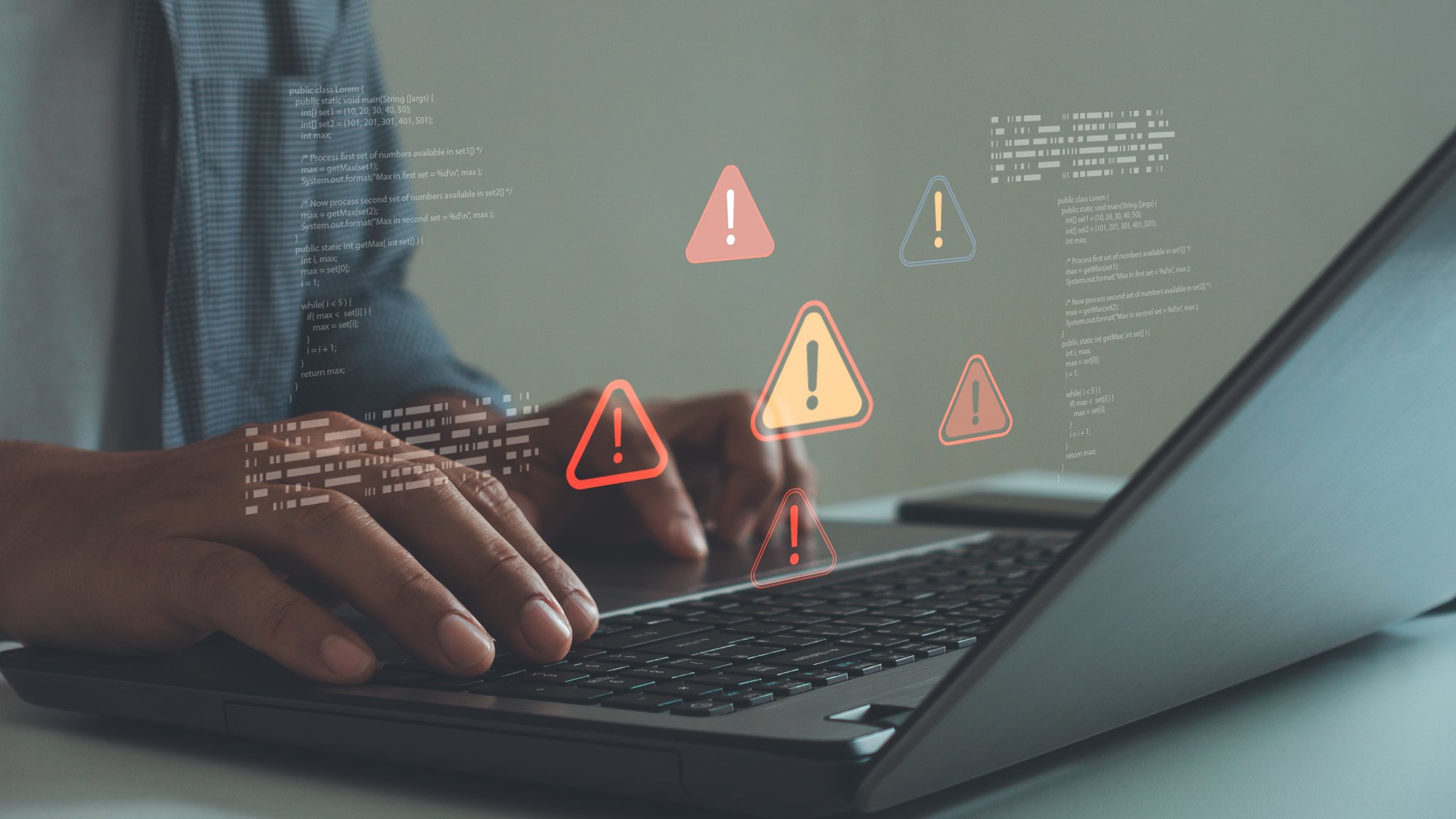 Eine Person arbeitet an einem Laptop, während mehrere Warnsymbole auf potenzielle IT-Sicherheitsprobleme oder Fehler hinweisen. | Bild: stock.adobe.com/MUNTHITA Eine Person arbeitet an einem Laptop, während mehrere Warnsymbole auf potenzielle IT-Sicherheitsprobleme oder Fehler hinweisen.